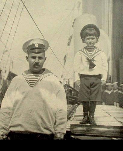 На фото: царевич Алексей с матросом Клементом Нагорным
