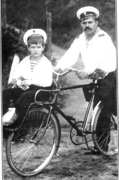 На фото: царевич Алексей с матросом Клементом Нагорным год