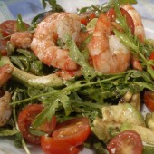 Салат с авокадо, сыром, орехами и грушей